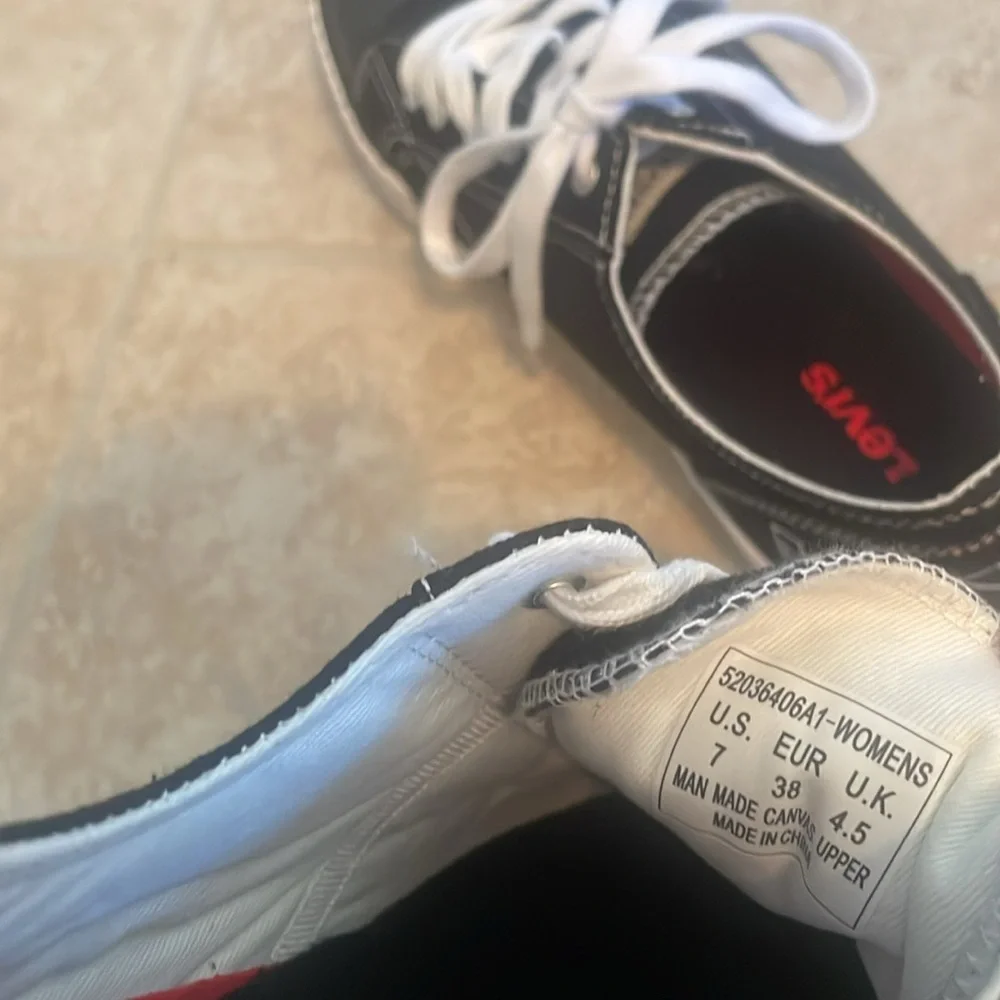 *GORGEOUS* *LIKE NEW* Levi’s Canvas Shoes Women's Size 7 - Picture 5 of 9